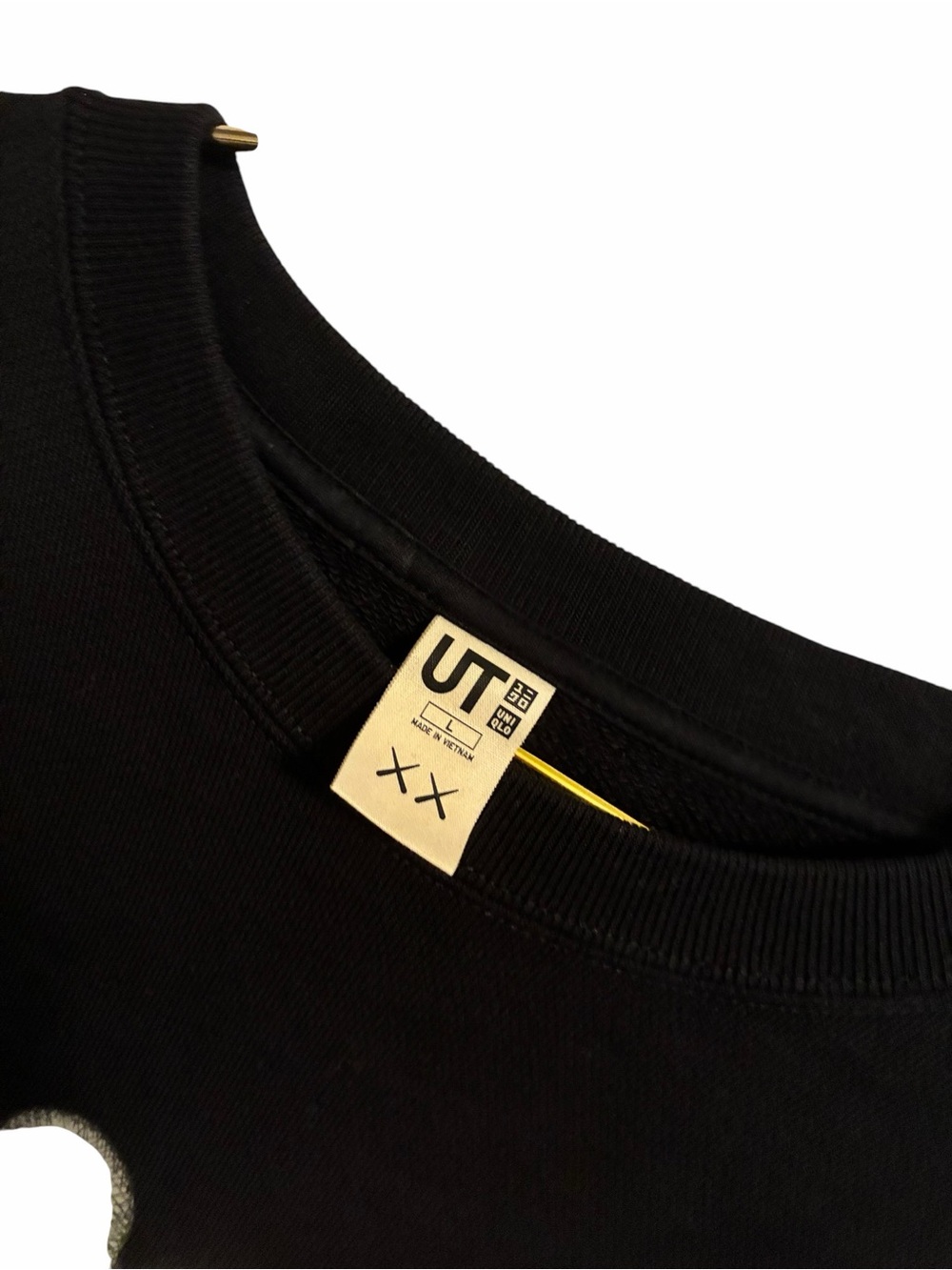 Uniqlo UT KAWS Graphic Sweatshirt Black Crewneck Mens Large - Picture 3 of 5
